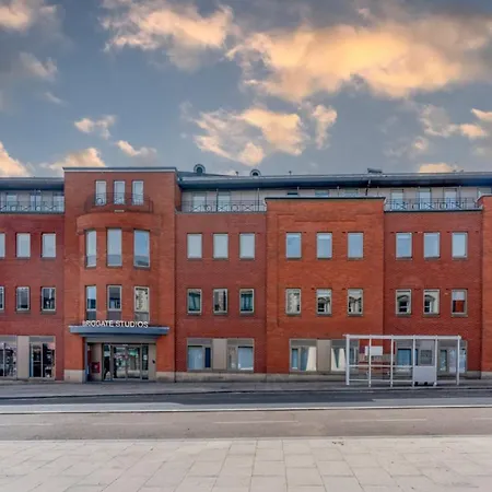 Classic Mid-level At Briggate Centre *