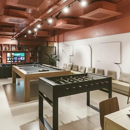 Bright & Spacious Mid-level At Briggate Centre 利兹