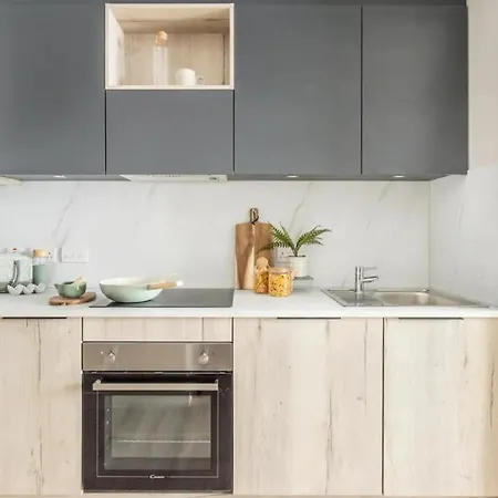 Bright & Spacious Mid-level At Briggate Centre Apartment Leeds (West Yorkshire)