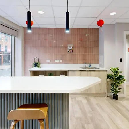 Bright & Spacious Mid-level At Briggate Centre 公寓 利兹