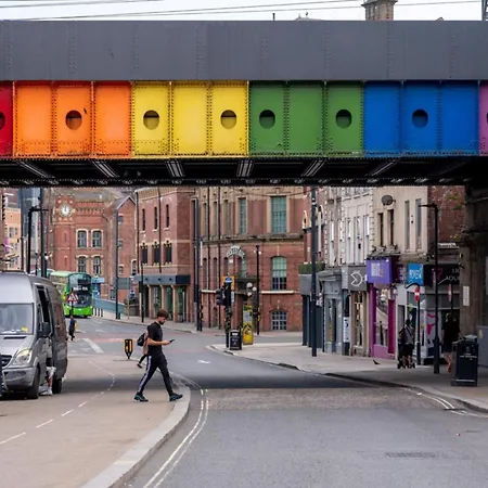 Bright & Spacious Mid-level At Briggate Centre Apartment