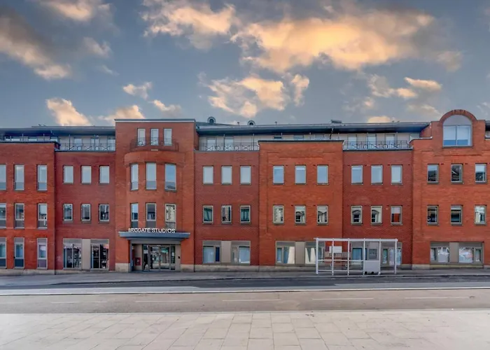 Bright & Spacious Mid-level At Briggate Centre *