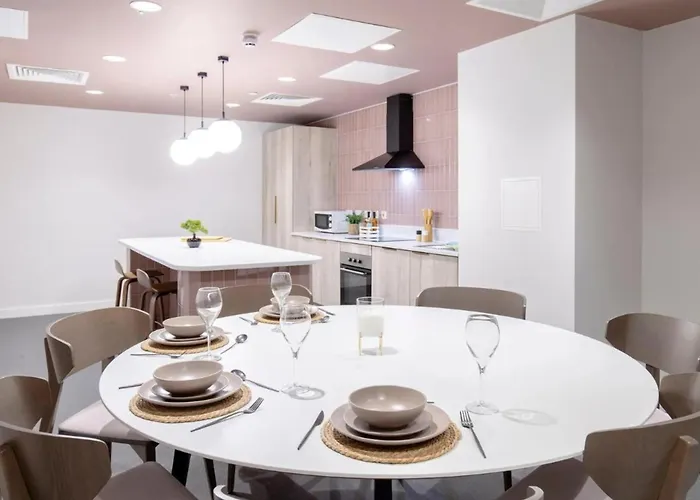 Bright & Spacious Mid-level At Briggate Centre Apartment *