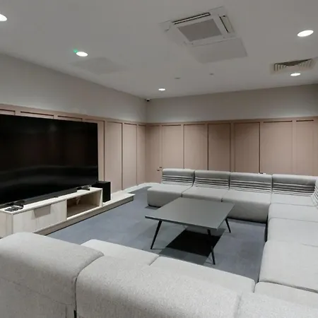 Bright & Spacious Mid-level At Briggate Centre * Leeds (West Yorkshire)