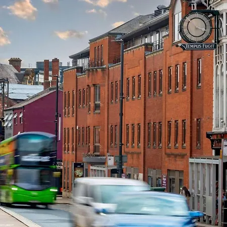 Bright & Spacious Mid-level At Briggate Centre Lejlighed