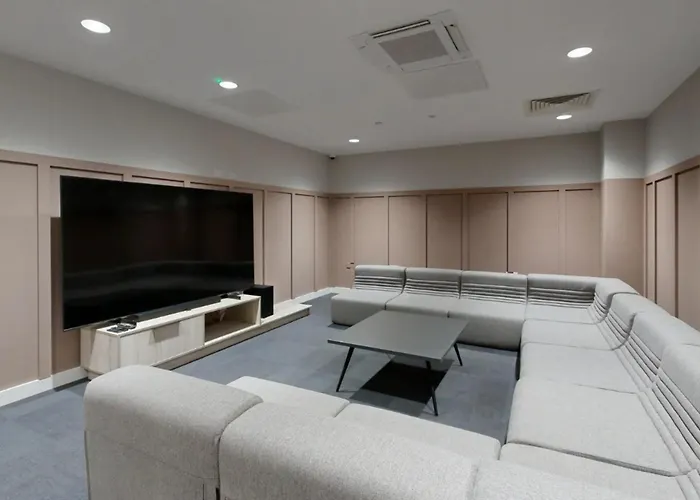 Bright & Spacious Mid-level At Briggate Centre * Leeds (West Yorkshire)