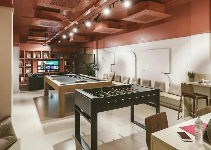 Bright & Spacious Mid-level At Briggate Centre Leeds (West Yorkshire)