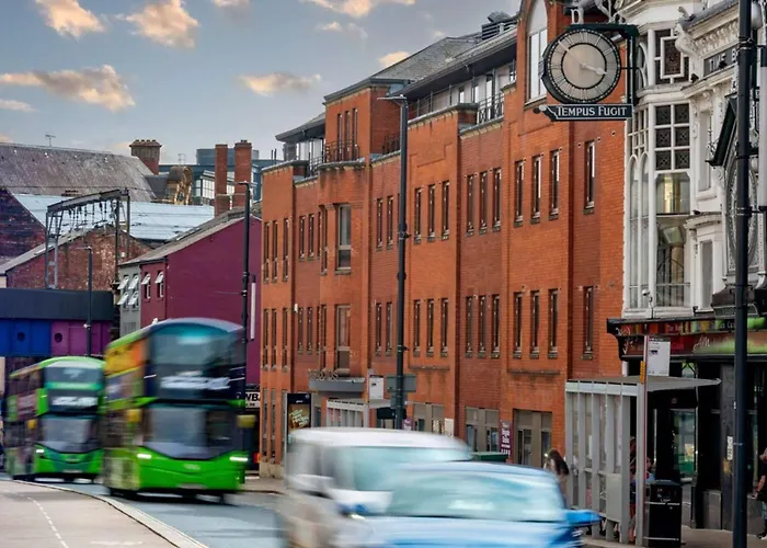 Bright & Spacious Mid-level At Briggate Centre Lejlighed